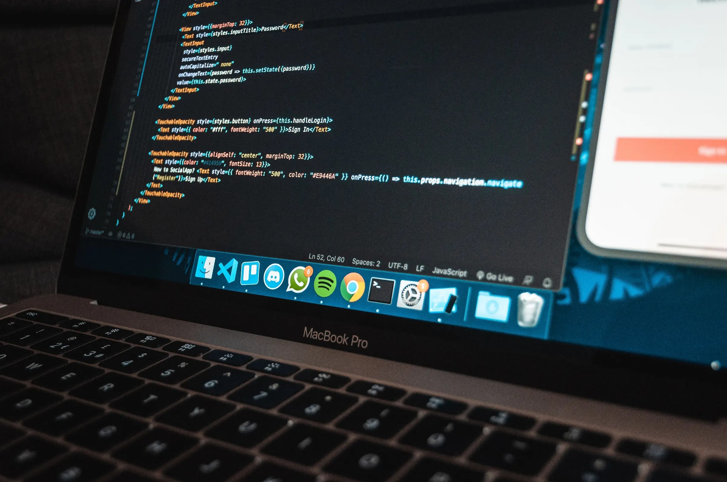 Een laptop met programmacode in een editor