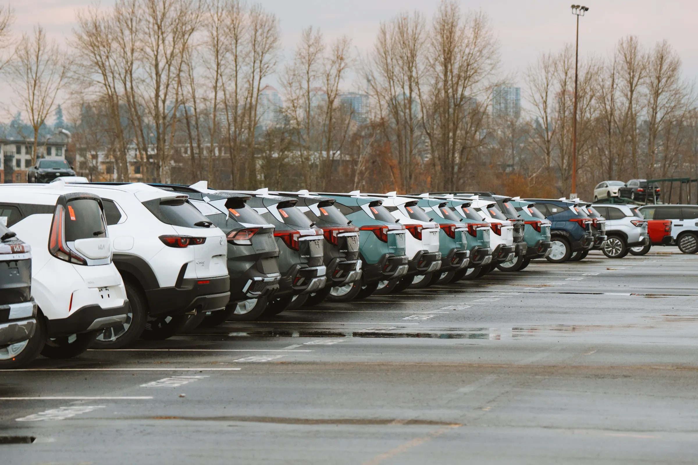 Een rij geparkeerde auto's op een parkeerterrein