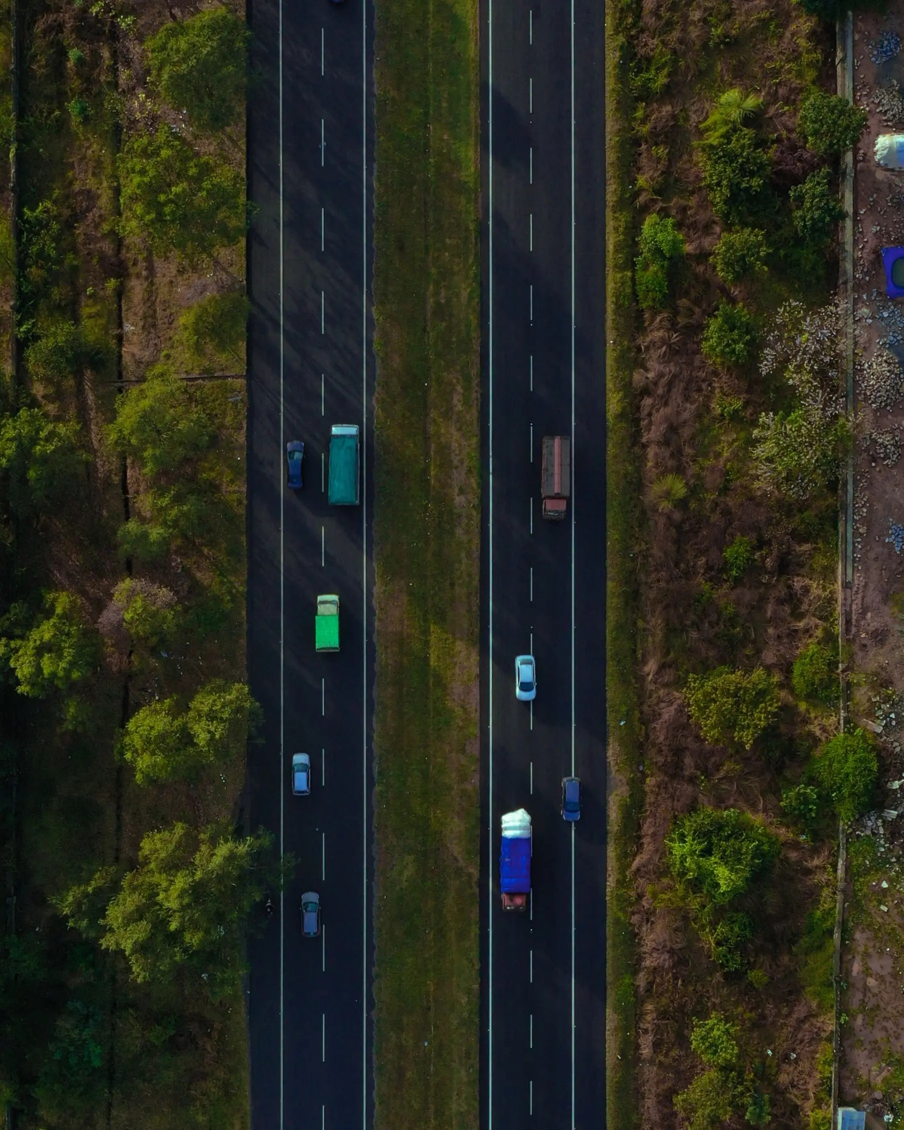 Een snelweg met auto's en vrachtwagens, recht van boven gefotografeerd