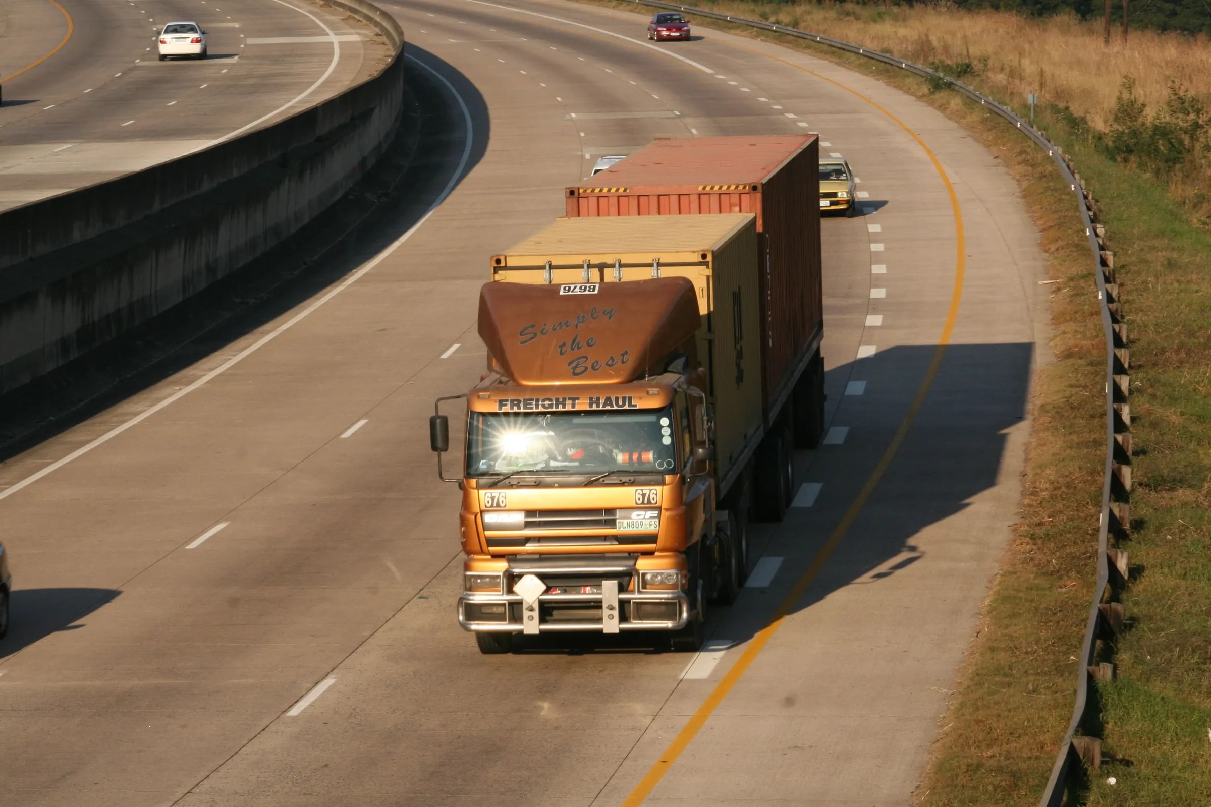 Een vrachtwagen rijdt over de snelweg