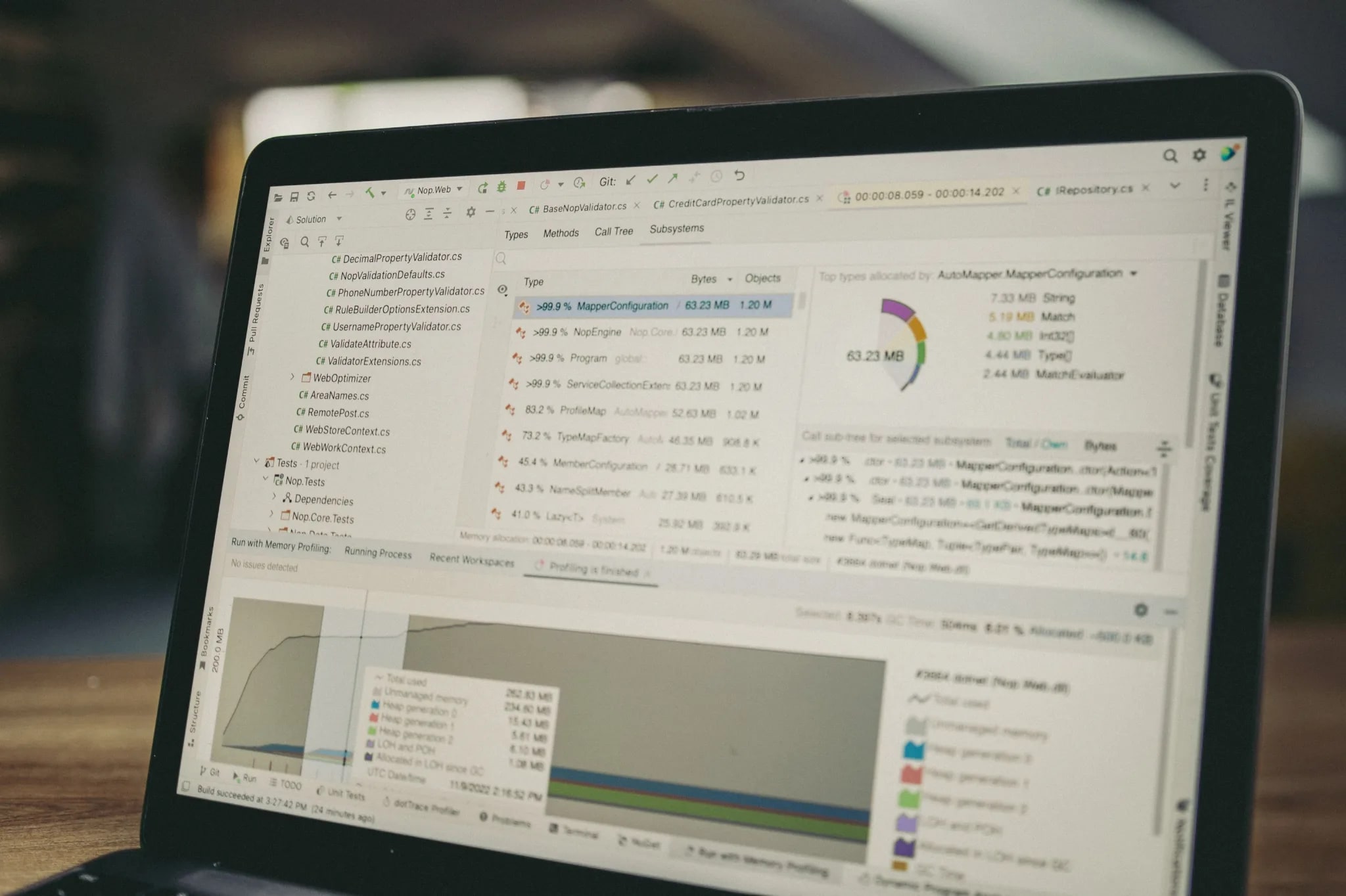 Laptop met een monitoringtool: geheugengrafieken en statistieken