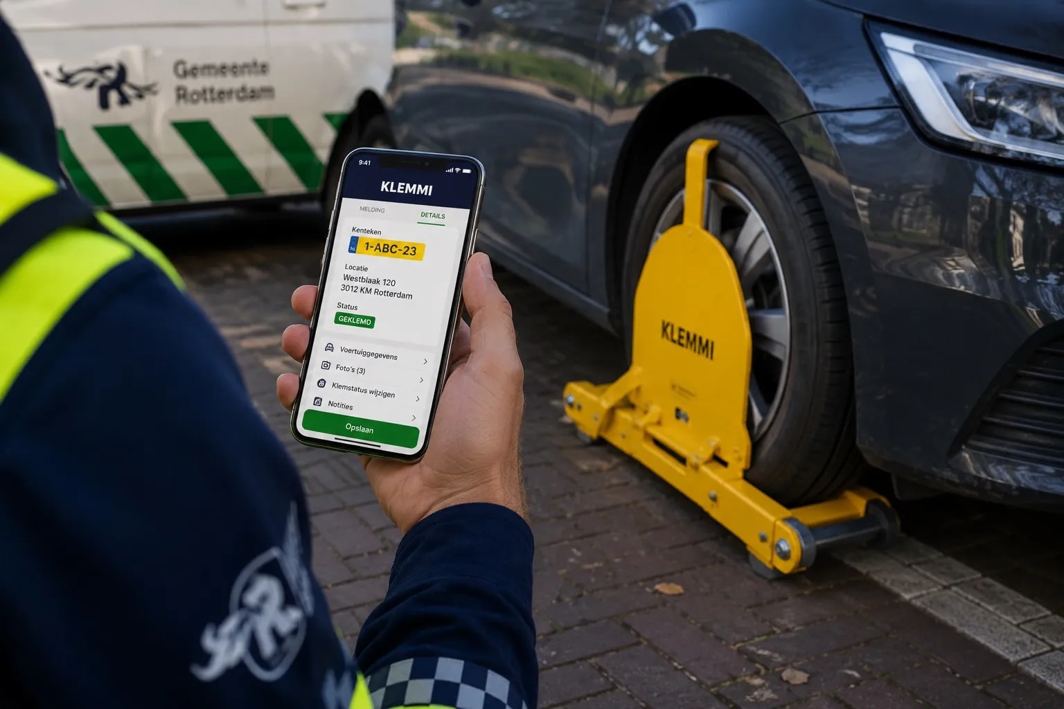 Enforcement officer of Gemeente Rotterdam uses the Klemmi app at a vehicle with a wheel clamp