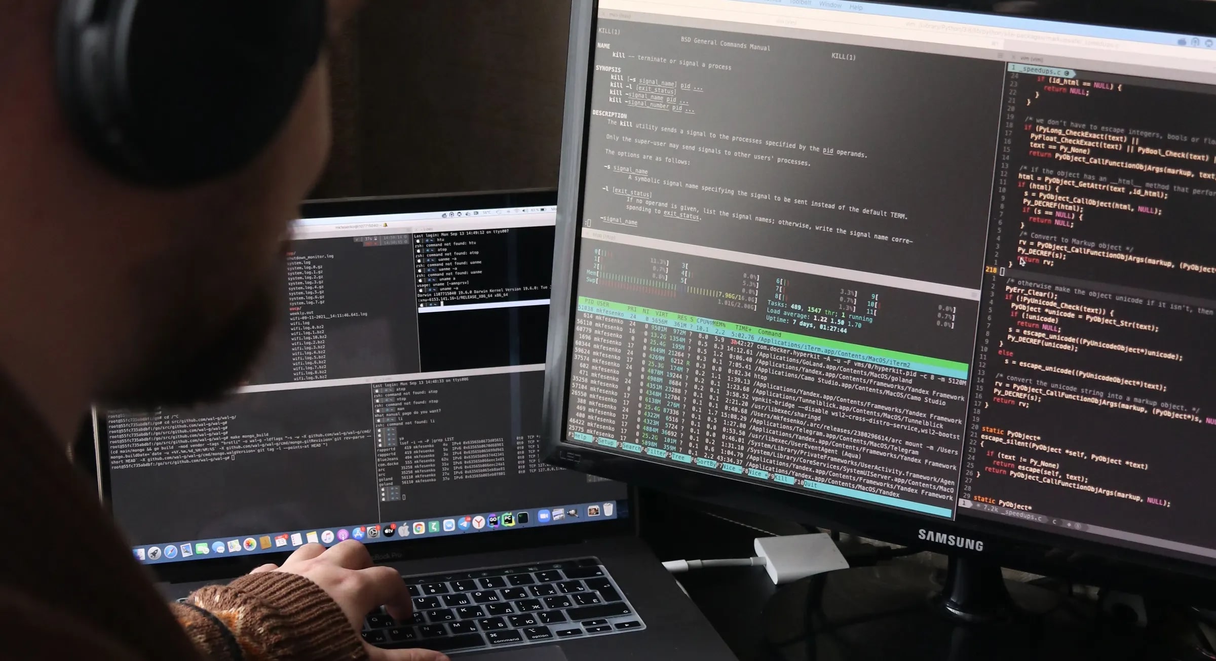 Een ontwikkelaar werkt aan code