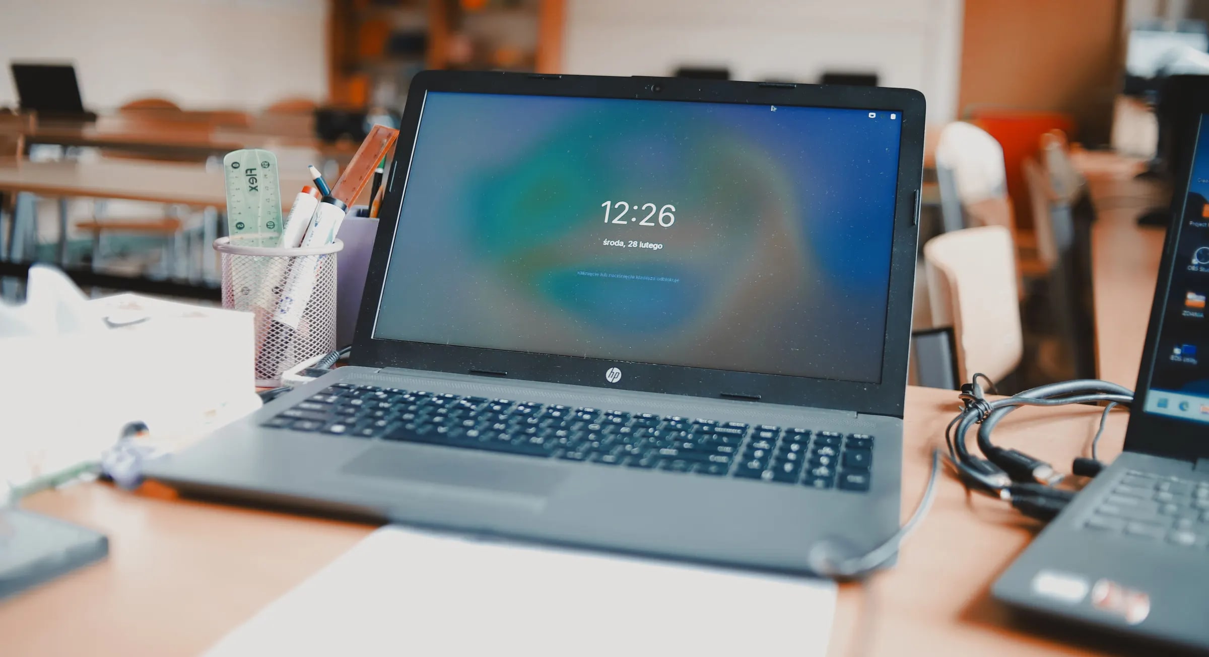 Laptops klaargezet in een cursuslokaal