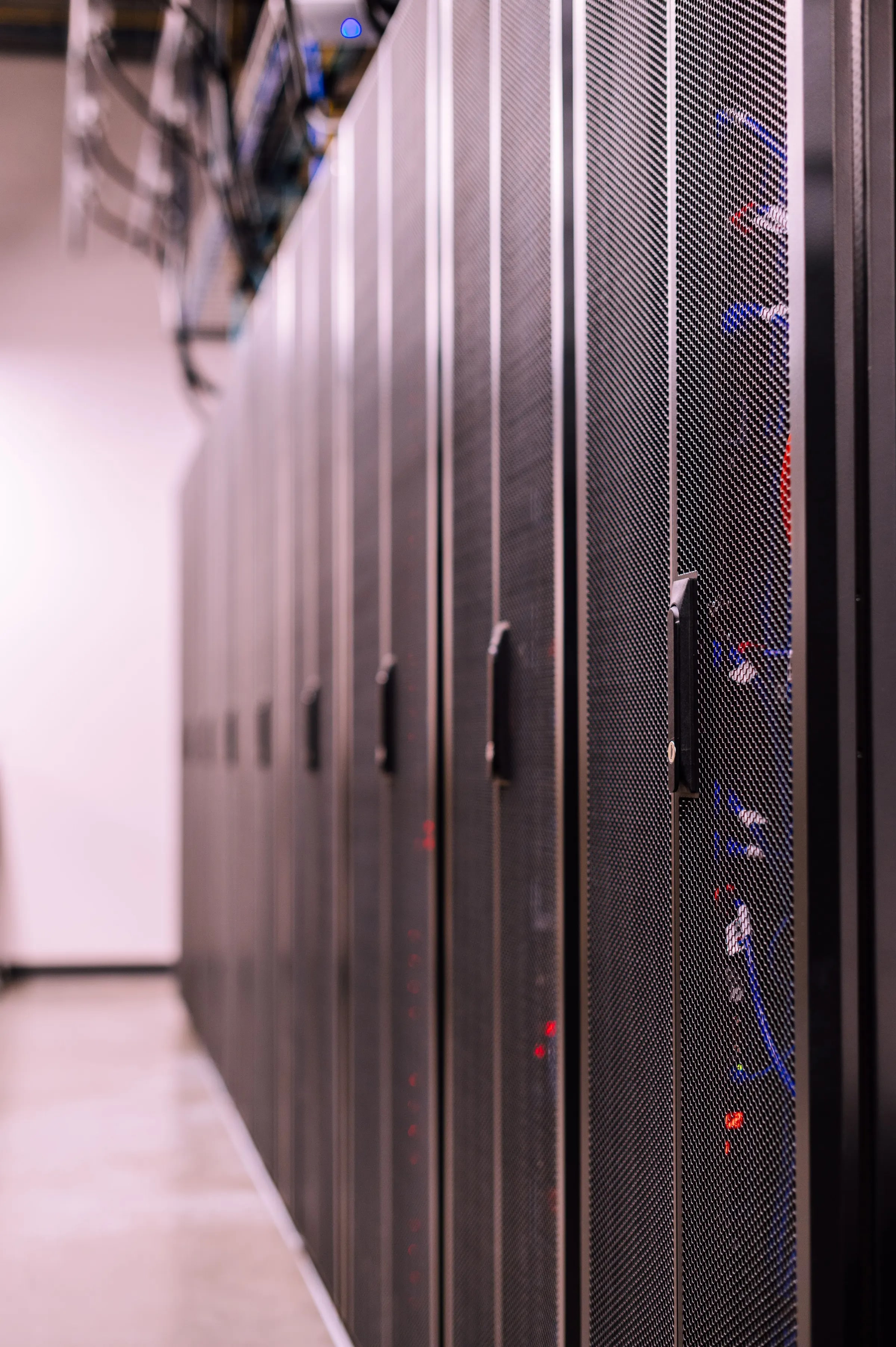 Een rij zwarte serverkasten in een serverruimte