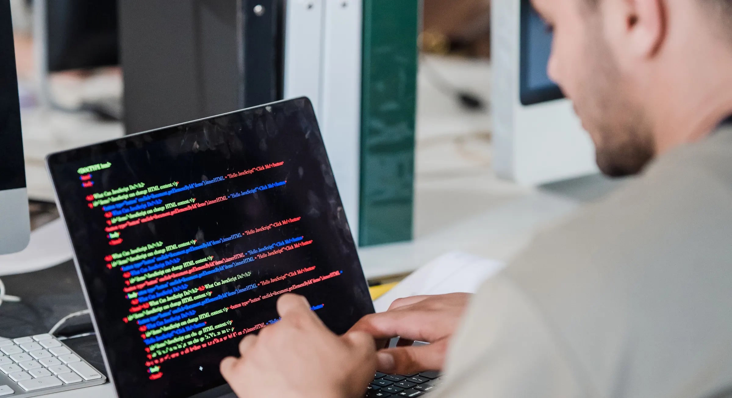 Een ontwikkelaar werkt aan code op een laptop