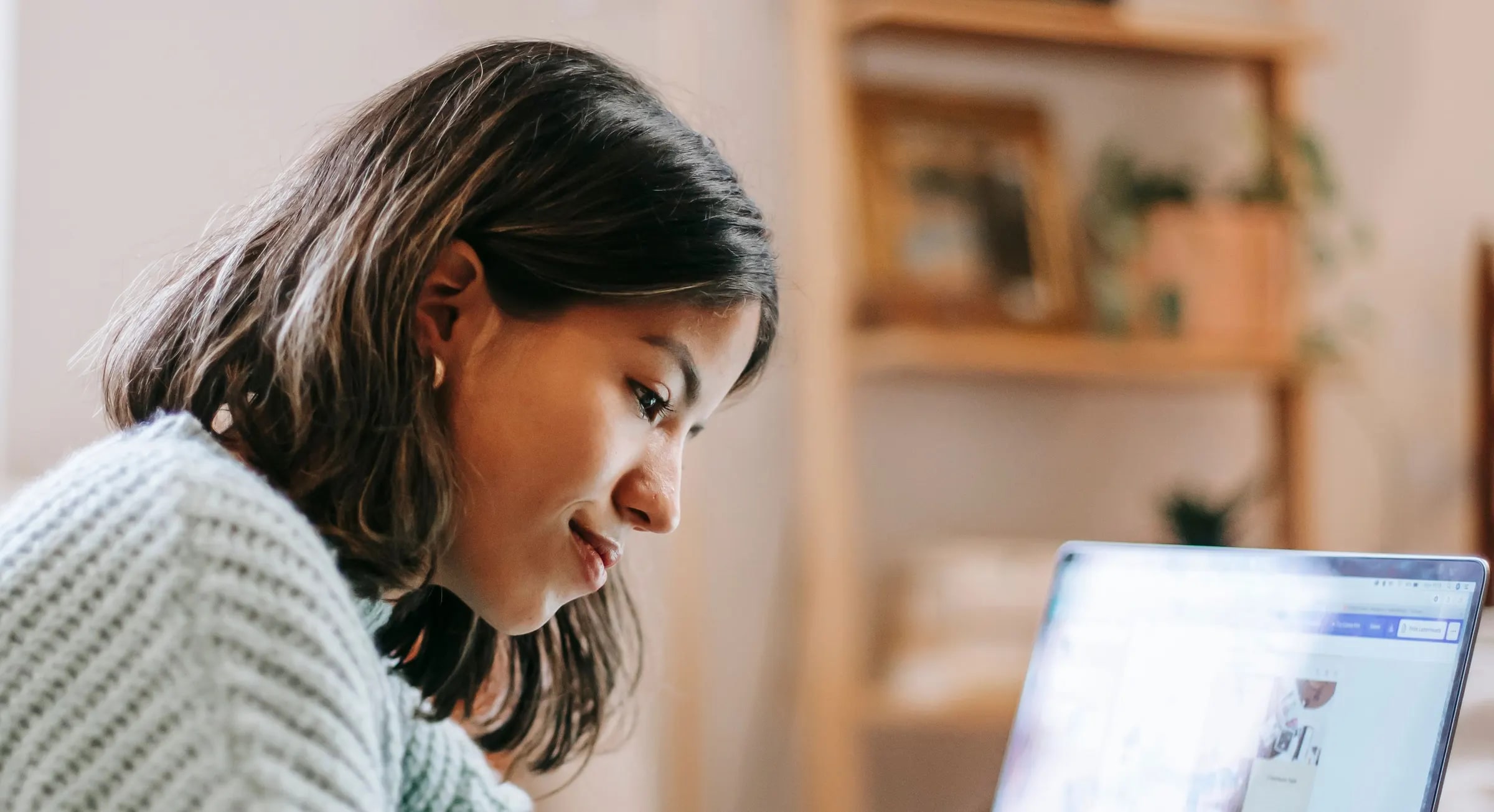 Een studente werkt geconcentreerd achter een laptop