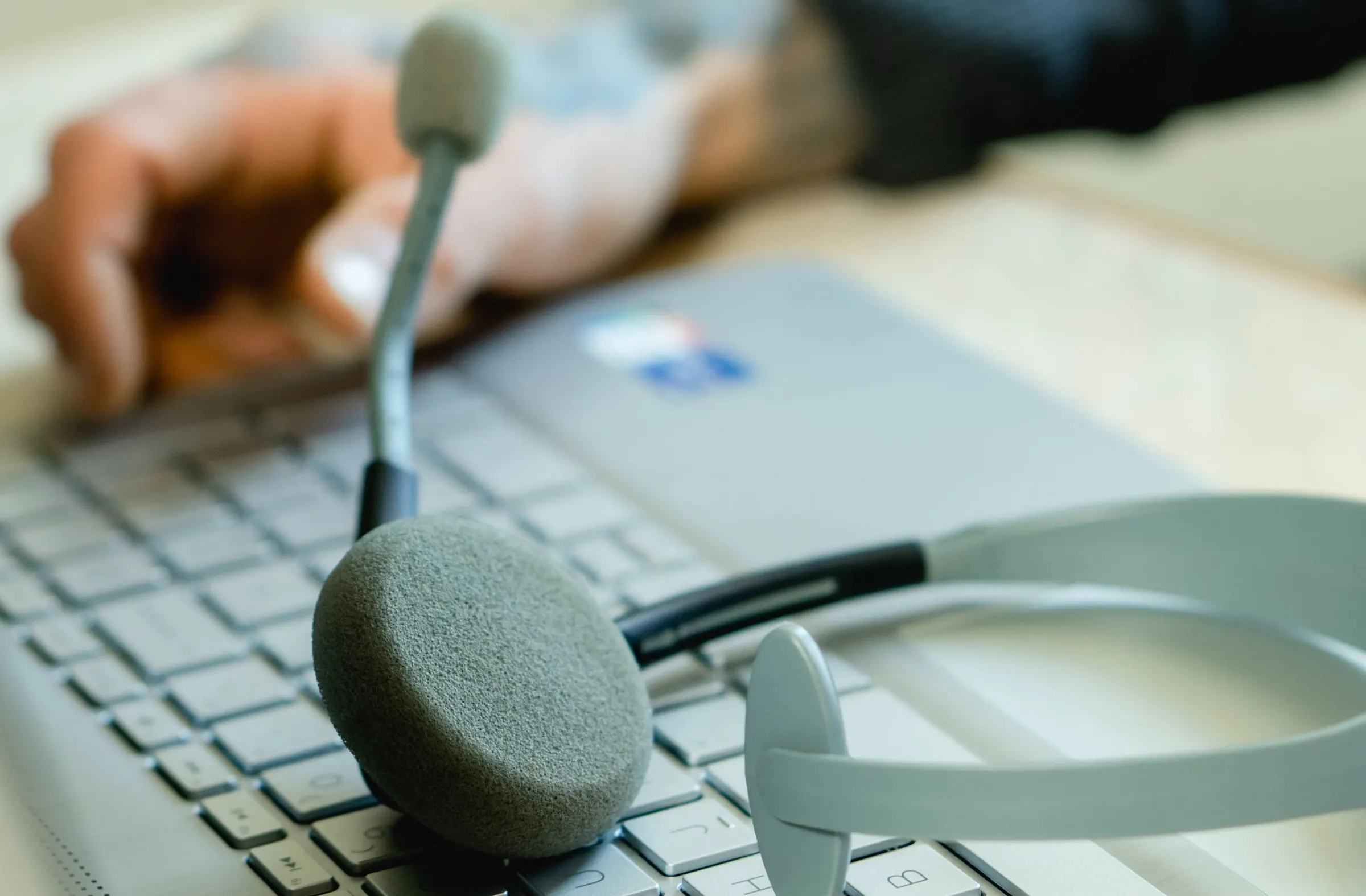 Een headset ligt op het toetsenbord van een laptop