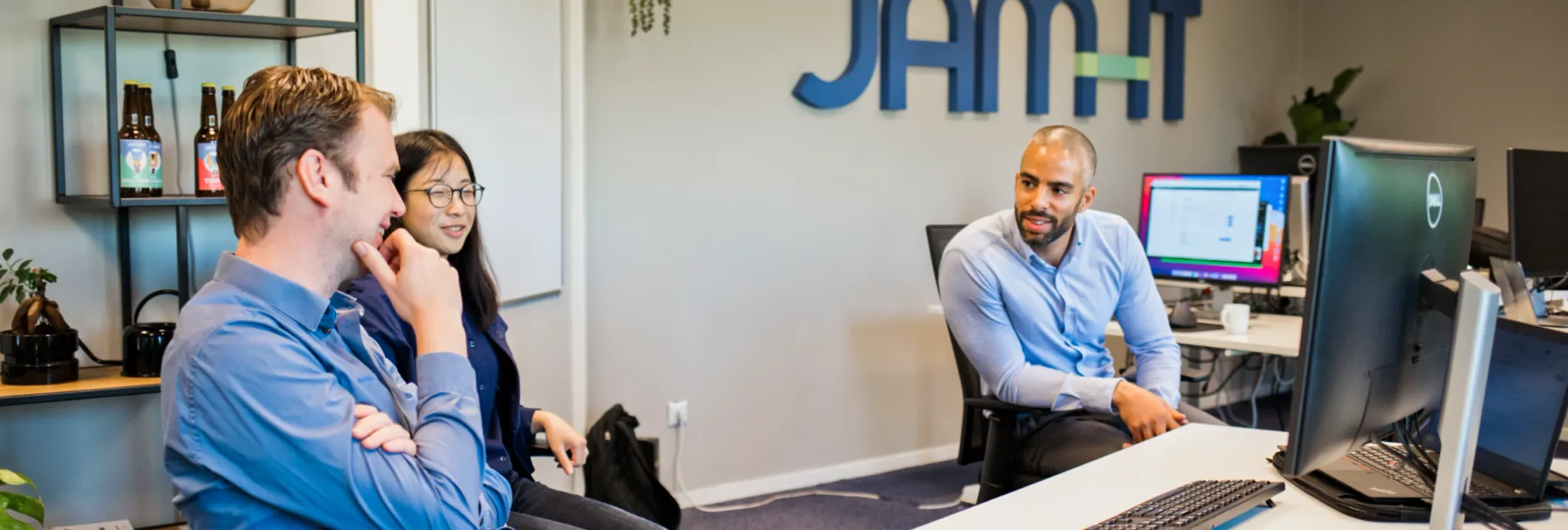 Collega's in overleg op het kantoor van JAM-IT
