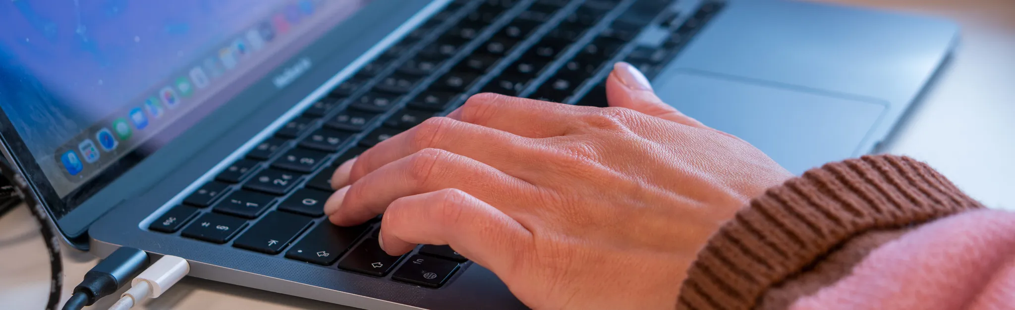 IT-trainee typt op een laptop