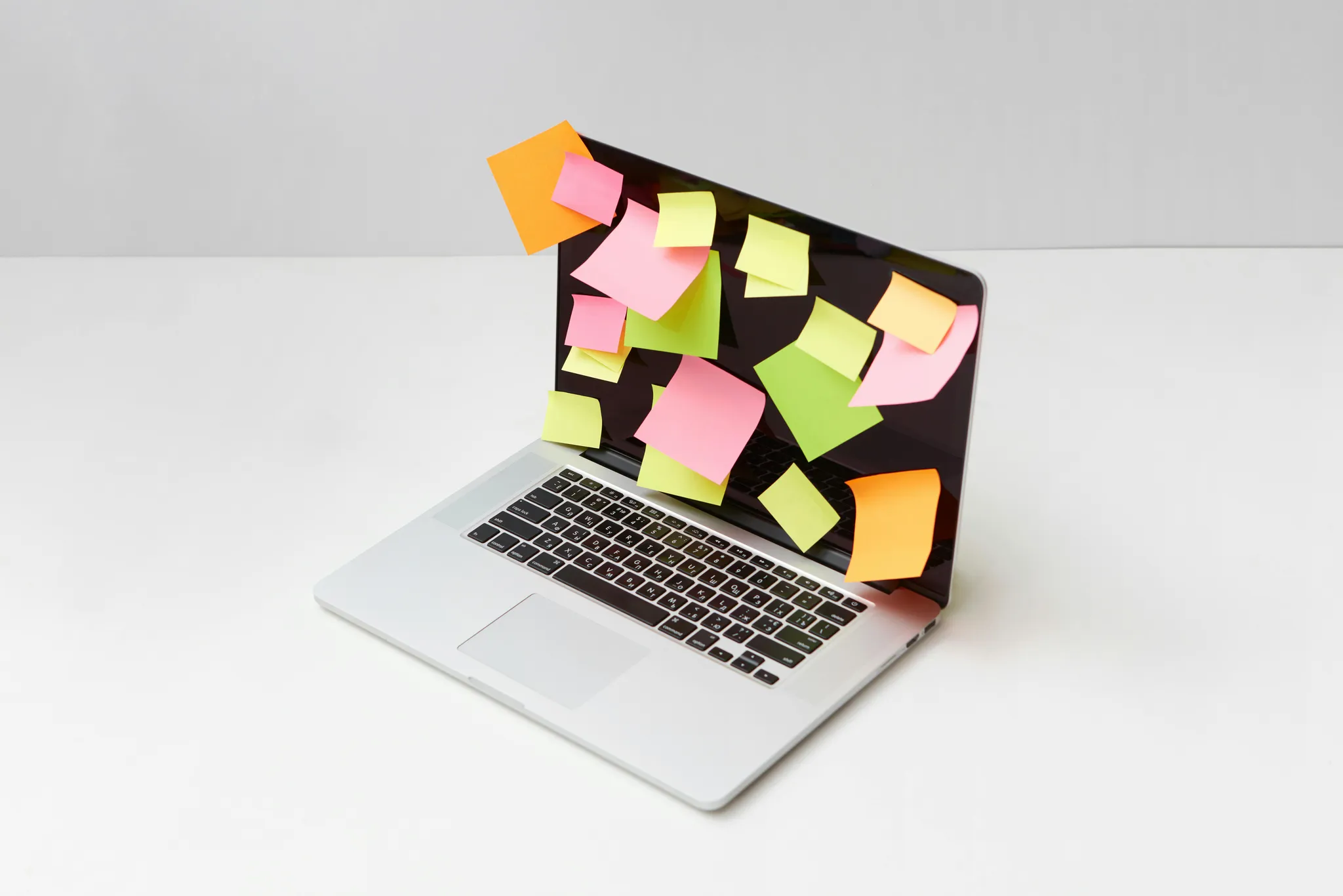 Laptop met het scherm vol gekleurde memobriefjes