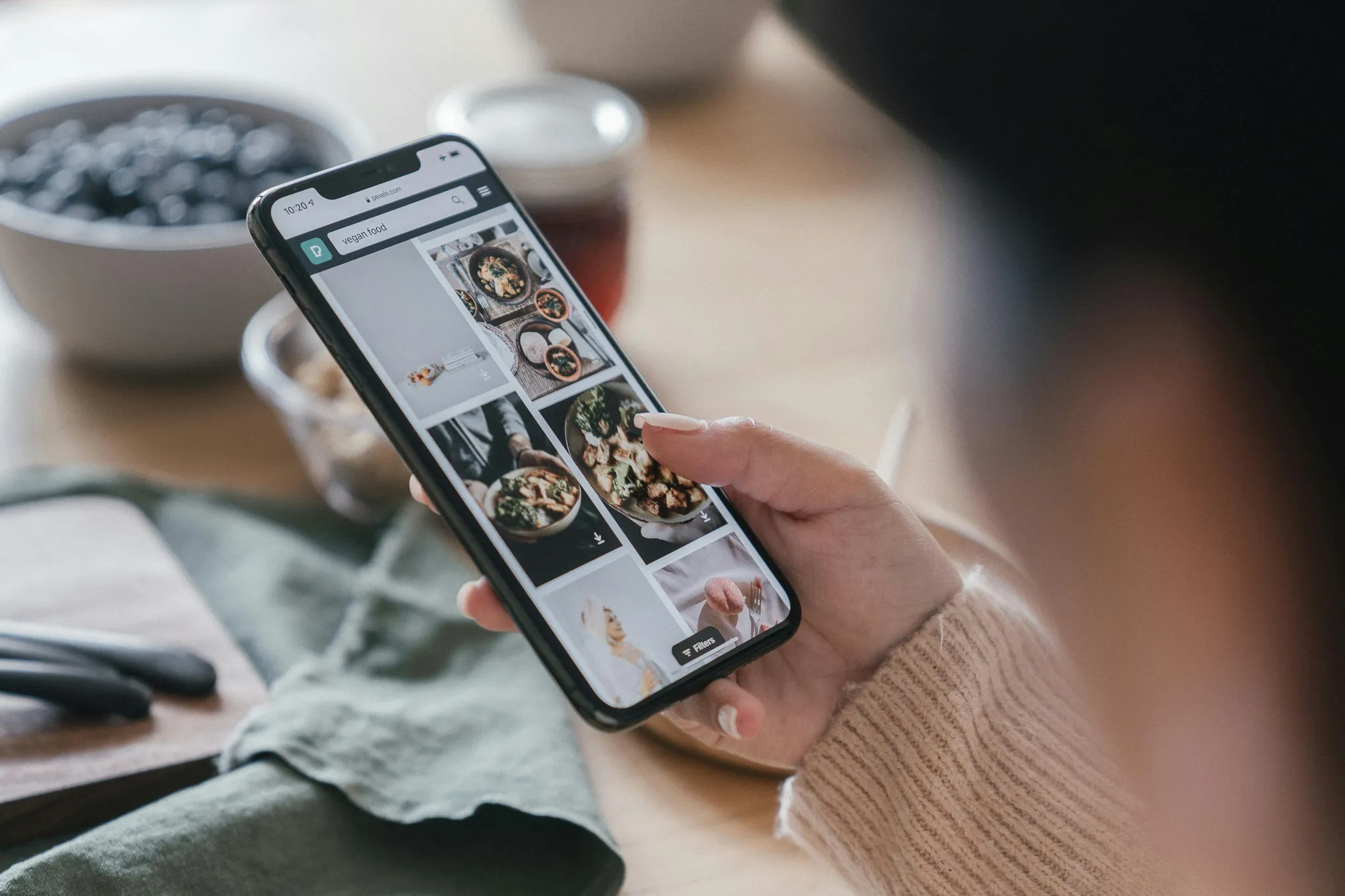 Iemand scrolt door een app op een smartphone