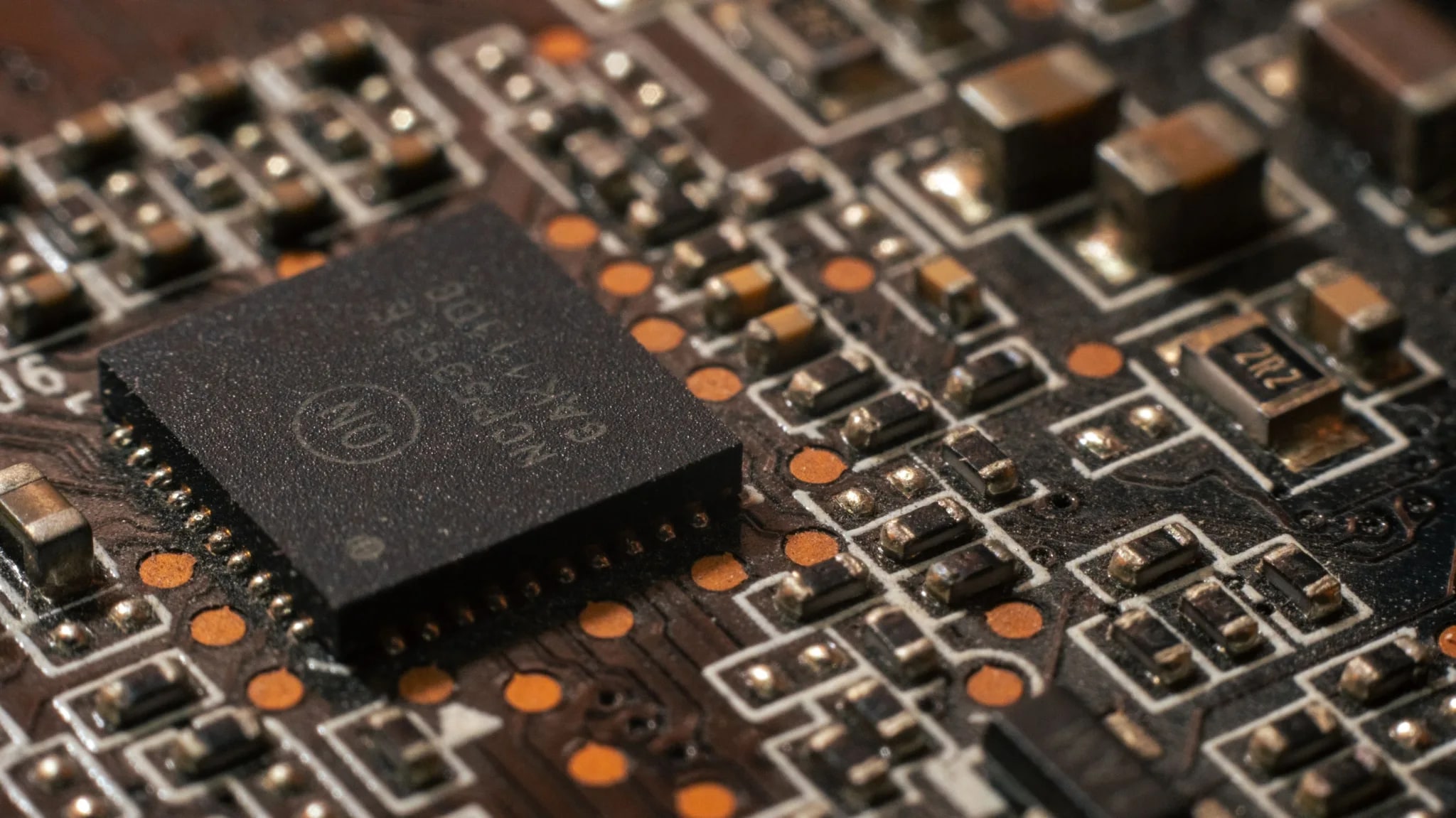 Close-up van een chip op een printplaat