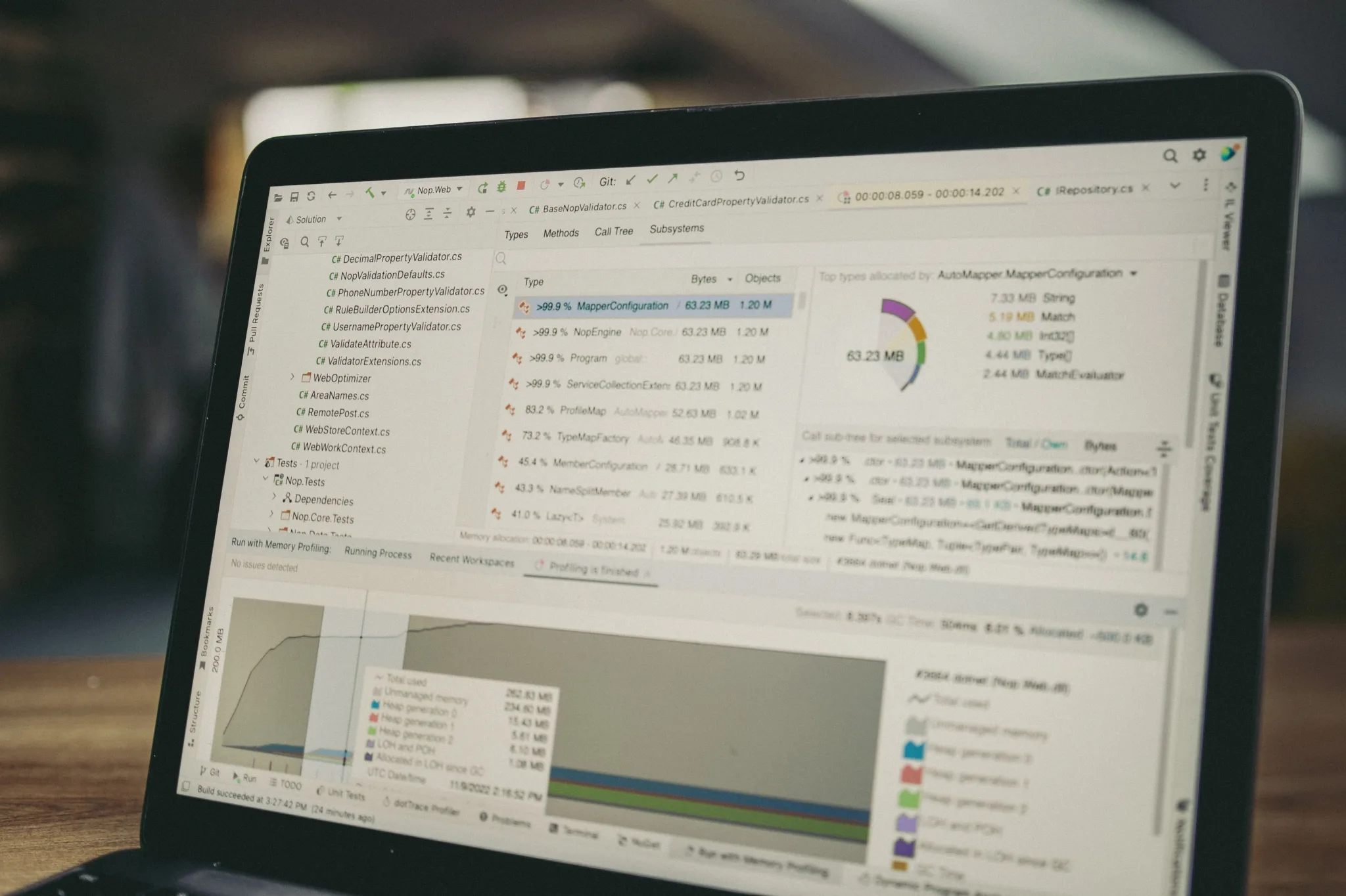 Laptop met een monitoringtool: geheugengrafieken en statistieken