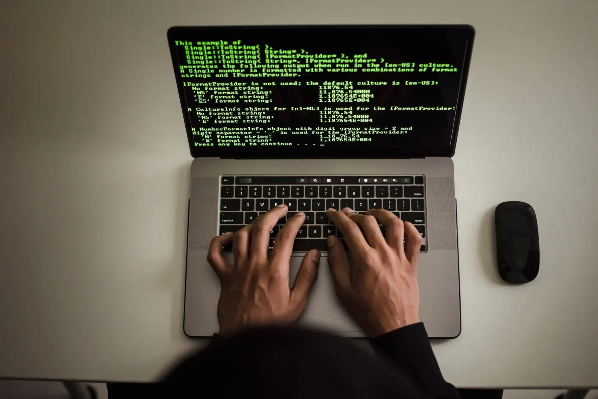Handen die code typen op een laptop